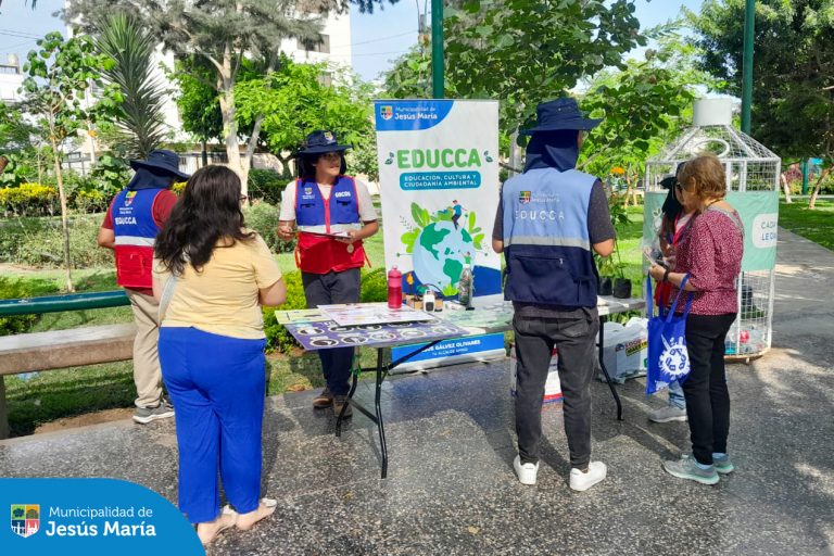 Visitamos el Parque Alberti para capacitar a nuestros vecinos en el cuidado de áreas verdes y reciclaje, y enseñarles cómo desechar correctamente sus aparatos eléctricos en desuso (RAEE). ♻️⚡
Gracias a todos por su participación, seguimos construyendo un distrito comprometido con el planeta y el bienestar de las futuras generaciones