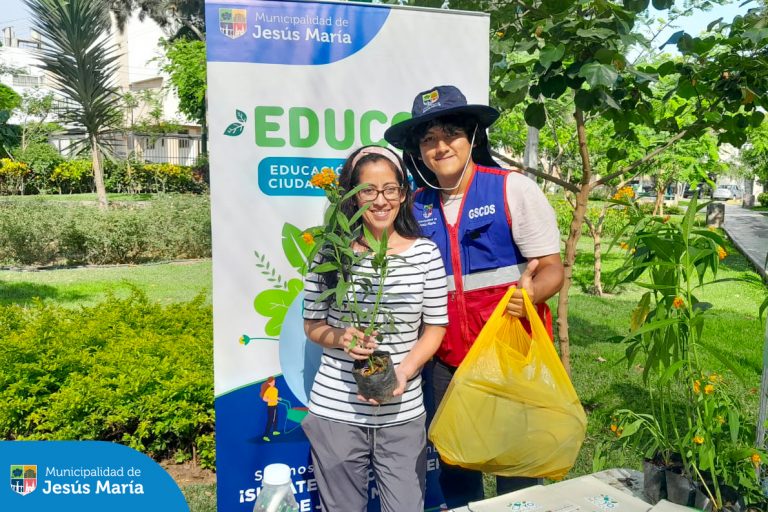 Visitamos el Parque Alberti para capacitar a nuestros vecinos en el cuidado de áreas verdes y reciclaje, y enseñarles cómo desechar correctamente sus aparatos eléctricos en desuso (RAEE). ♻️⚡
Gracias a todos por su participación, seguimos construyendo un distrito comprometido con el planeta y el bienestar de las futuras generaciones