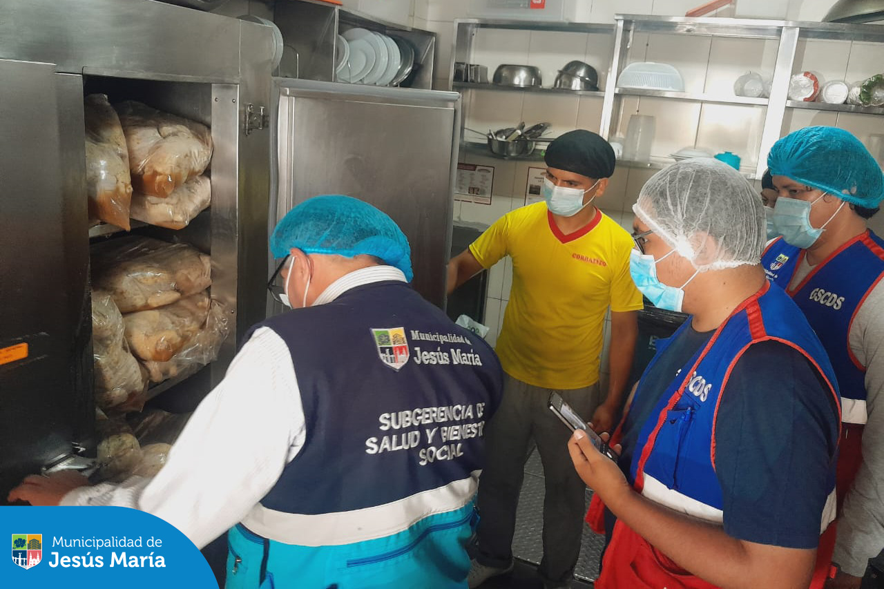 En la Municipalidad de Jesús María realizamos inspecciones frecuentes en los restaurantes y locales de expendio de alimentos del distrito, con la finalidad de garantizar a los vecinos y visitantes productos alimenticios en buen estado de conservación, adecuada infraestructura y equipos que funcionen dentro de las normas sanitarias vigentes