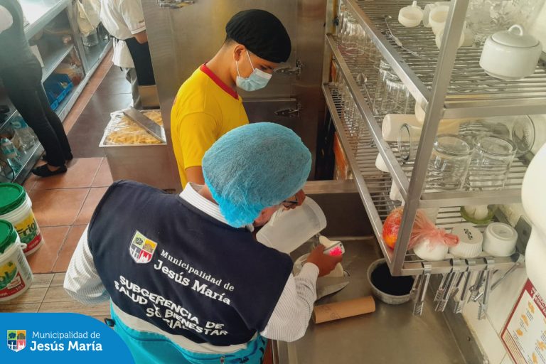 En la Municipalidad de Jesús María realizamos inspecciones frecuentes en los restaurantes y locales de expendio de alimentos del distrito, con la finalidad de garantizar a los vecinos y visitantes productos alimenticios en buen estado de conservación, adecuada infraestructura y equipos que funcionen dentro de las normas sanitarias vigentes
