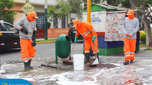 Nuestro equipo de Limpieza Pública está en acción , con la campaña de baldeo y lavado de pisos en distintos puntos del distrito.  Estamos combatiendo el mal uso de espacios públicos  por personas y mascotas  que miccionan en la vía pública, afectando la salubridad de las calles. 
 ¡Cuidemos juntos nuestros espacios! Porque un distrito limpio depende de todos.