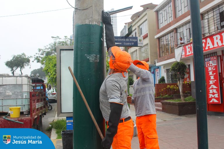 Nuestro equipo de Limpieza Pública está en acción , con la campaña de baldeo y lavado de pisos en distintos puntos del distrito. Estamos combatiendo el mal uso de espacios públicos por personas y mascotas que miccionan en la vía pública, afectando la salubridad de las calles.
¡Cuidemos juntos nuestros espacios! Porque un distrito limpio depende de todos.