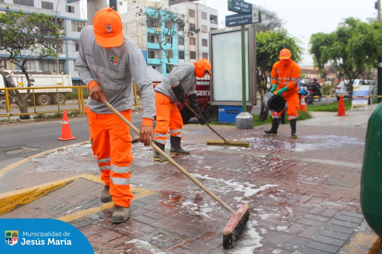 Nuestro equipo de Limpieza Pública está en acción , con la campaña de baldeo y lavado de pisos en distintos puntos del distrito. Estamos combatiendo el mal uso de espacios públicos por personas y mascotas que miccionan en la vía pública, afectando la salubridad de las calles.
¡Cuidemos juntos nuestros espacios! Porque un distrito limpio depende de todos.