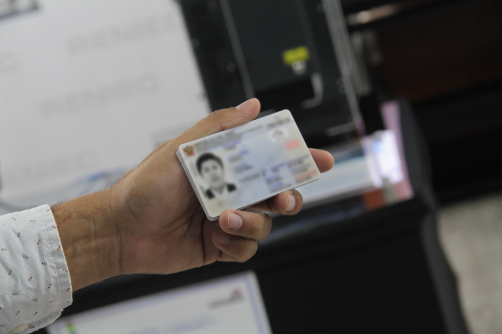 Ciudadano muestra su DNI electrónico
