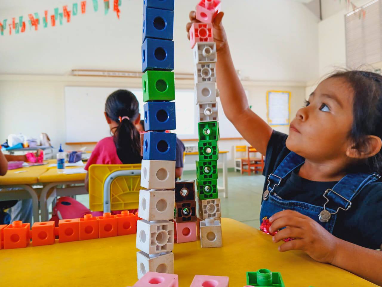 Niña aprende el significado de la confianza a través de juegos dinámicos