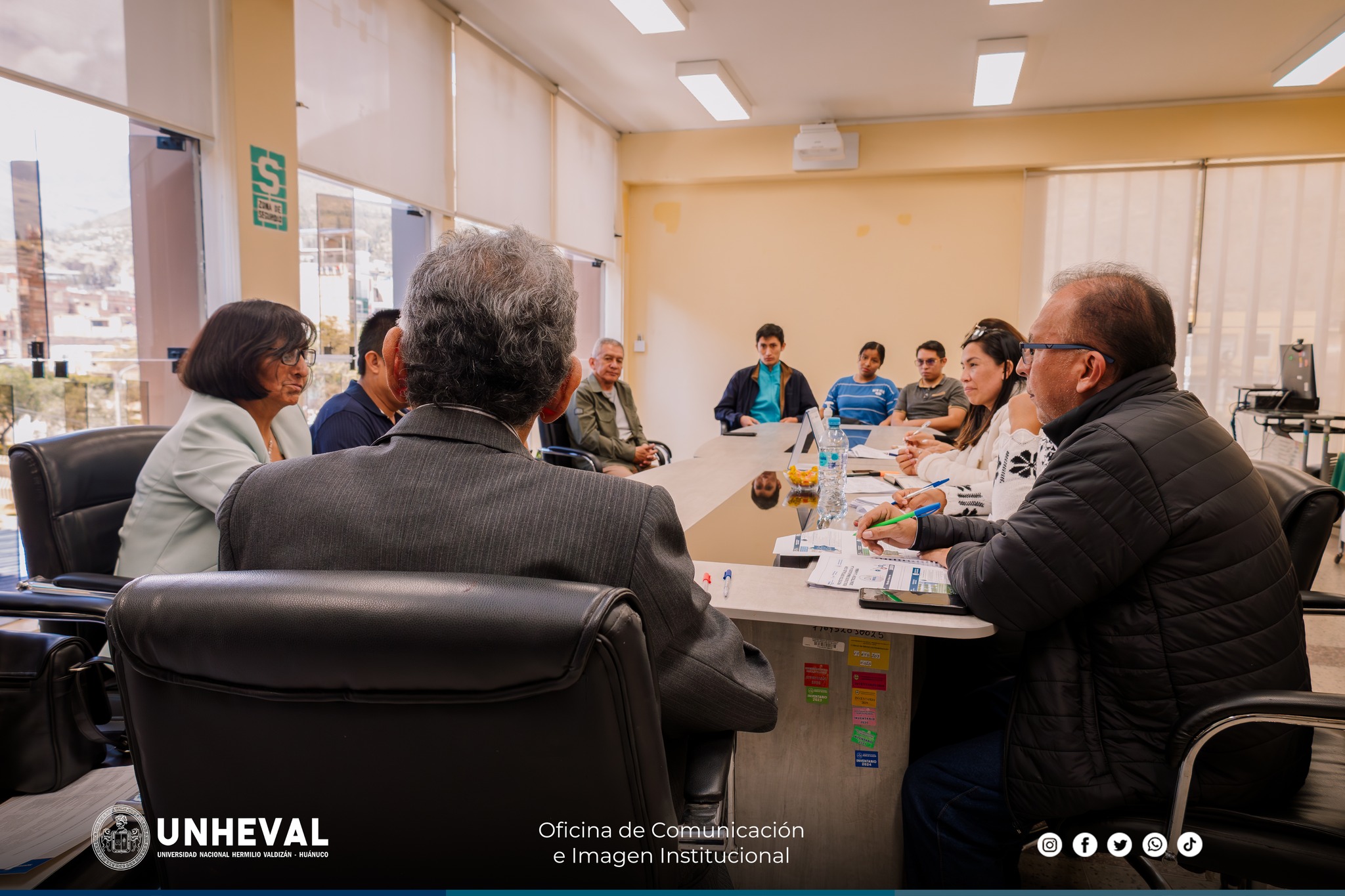 Reunión en sala de reuniones del vicerrectorado de investigación 