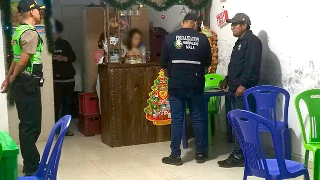 La Municipalidad Distrital de Mala a través de la Subgerencia de Fiscalización y Control Municipal y la Subgerencia de Seguridad Ciudadana realizaron en conjunto con la Comisaria PNP de Mala, un Operativo Inopinado a locales nocturnos que se dedican a expender bebidas alcohólicas.
Estos operativos se llevan a cabo todos los fines de semana, teniéndose como objetivo clausurar los locales que expenden licor sin las autorizaciones correspondientes, en esta oportunidad se intervino un restaurante que se dedicaba a expender bebidas alcohólicas, por lo que, se procedió inmediatamente a la clausura. 
La Policía Nacional se encargó de verificar mediante el control de identidad a los usuarios de este local con la finalidad de corroborar si cuentan con alguna requisitoria y a los que no contaban con el DNI, procedieron a trasladarlos a la Comisaria.
De esta manera demostramos nuestro compromiso para lograr la reducción de faltas que puedan afectar la seguridad y tranquilidad de nuestros vecinos, garantizando que todos puedan disfrutar de un entorno seguro.
Desde nuestra gestión, trabajamos siempre para salvaguardar la seguridad y tranquilidad de nuestra comunidad maleña.
𝙈𝙖𝙡𝙖, 𝙪𝙣𝙖 𝙣𝙪𝙚𝙫𝙖 𝙝𝙞𝙨𝙩𝙤𝙧𝙞𝙖 🌄