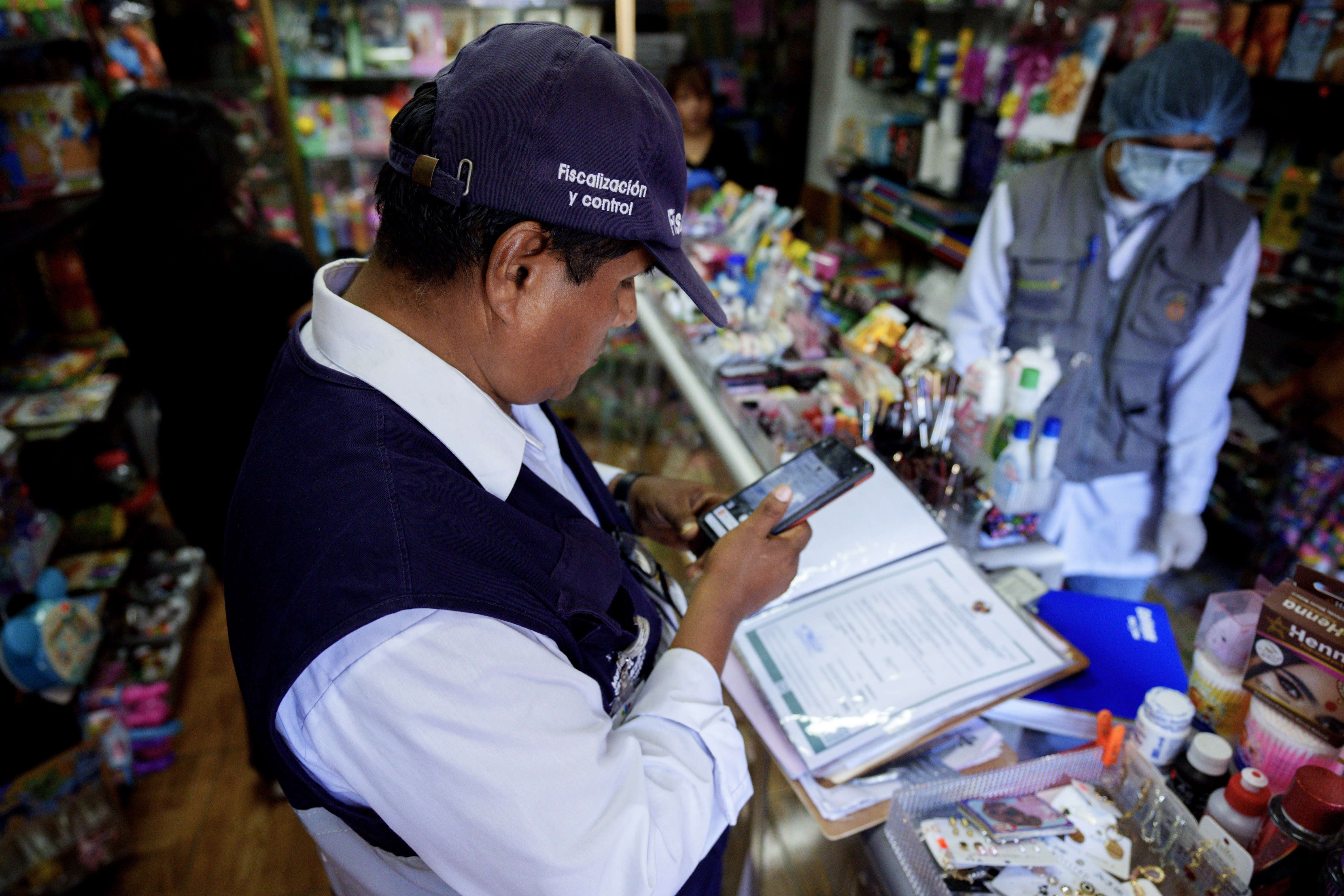 Surquillo: Municipalidad fiscaliza librerías para un retorno a clases seguro