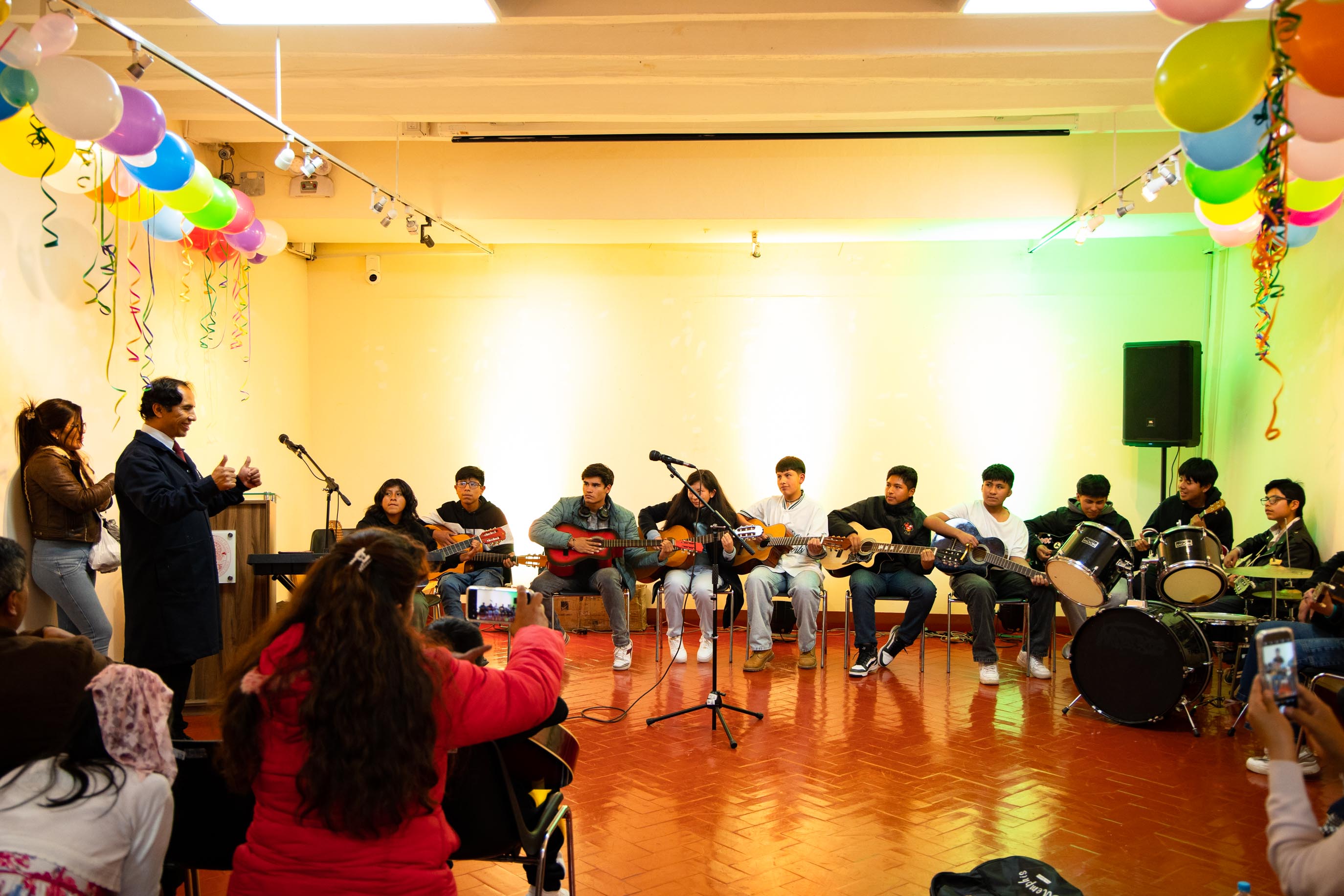 Presentación grupal de los niños en la guitarra