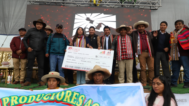 CIENTO DOS AGENTES ECONÓMICOS ORGANIZADOS RECIBIERON GANADORES DEL PROCOMPITE RECIBIERON CONTRAPARTIDA DEL GOBIERNO REGIONAL DE CUSCO.