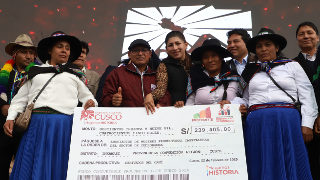 CIENTO DOS AGENTES ECONÓMICOS ORGANIZADOS RECIBIERON GANADORES DEL PROCOMPITE RECIBIERON CONTRAPARTIDA DEL GOBIERNO REGIONAL DE CUSCO.