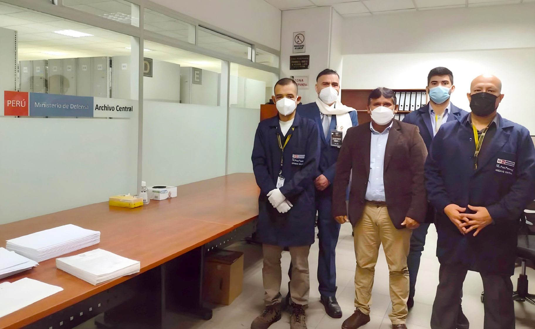 foto de Pablo Paucar, especialista en Archivística, junto a su equipo