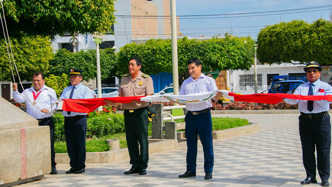 Ceremonia dominical de izamiento de banderas en la provincia de Huarmey