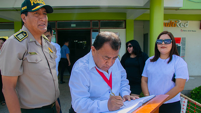 Ceremonia dominical de izamiento de banderas en la provincia de Huarmey