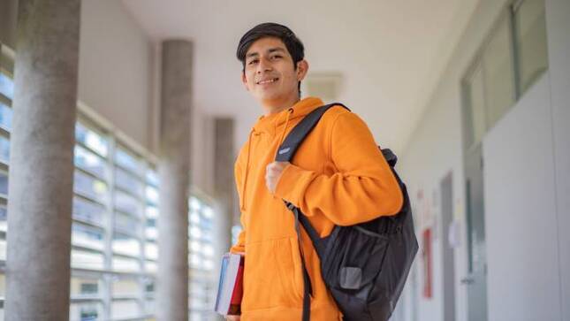 Becario de Pronabec con una mochila