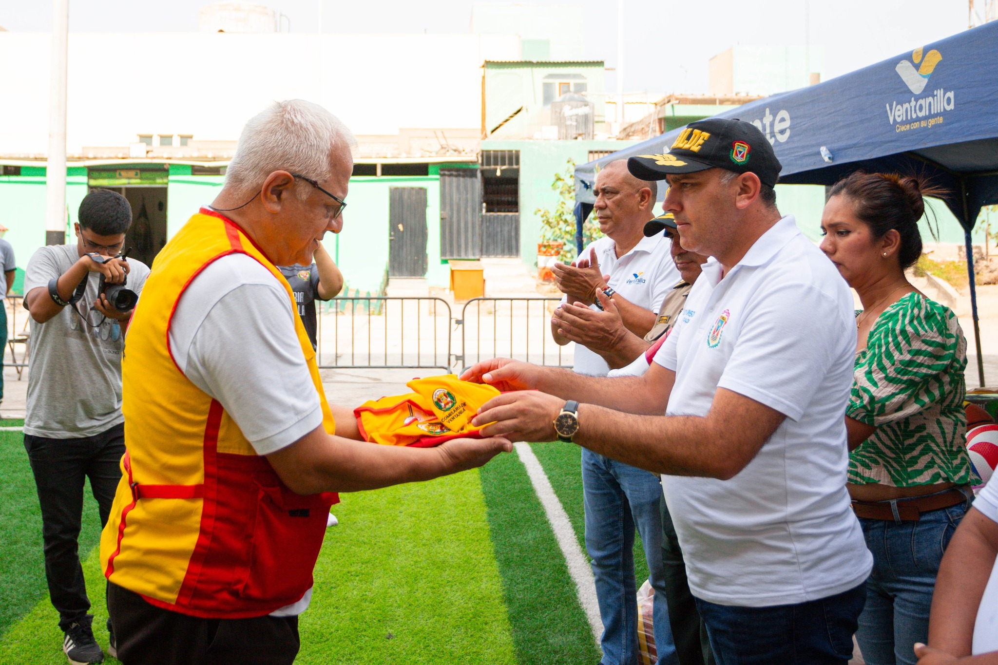 👮♂️✨ Entregan nueva indumentaria a Juntas Vecinales de Seguridad para fortalecer el trabajo con la PNP y el municipio. 🤝✅
