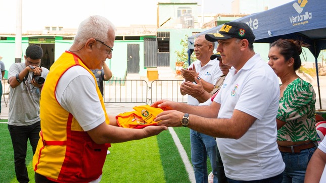 👮‍♂️✨ Entregan nueva indumentaria a Juntas Vecinales de Seguridad para fortalecer el trabajo con la PNP y el municipio. 🤝✅