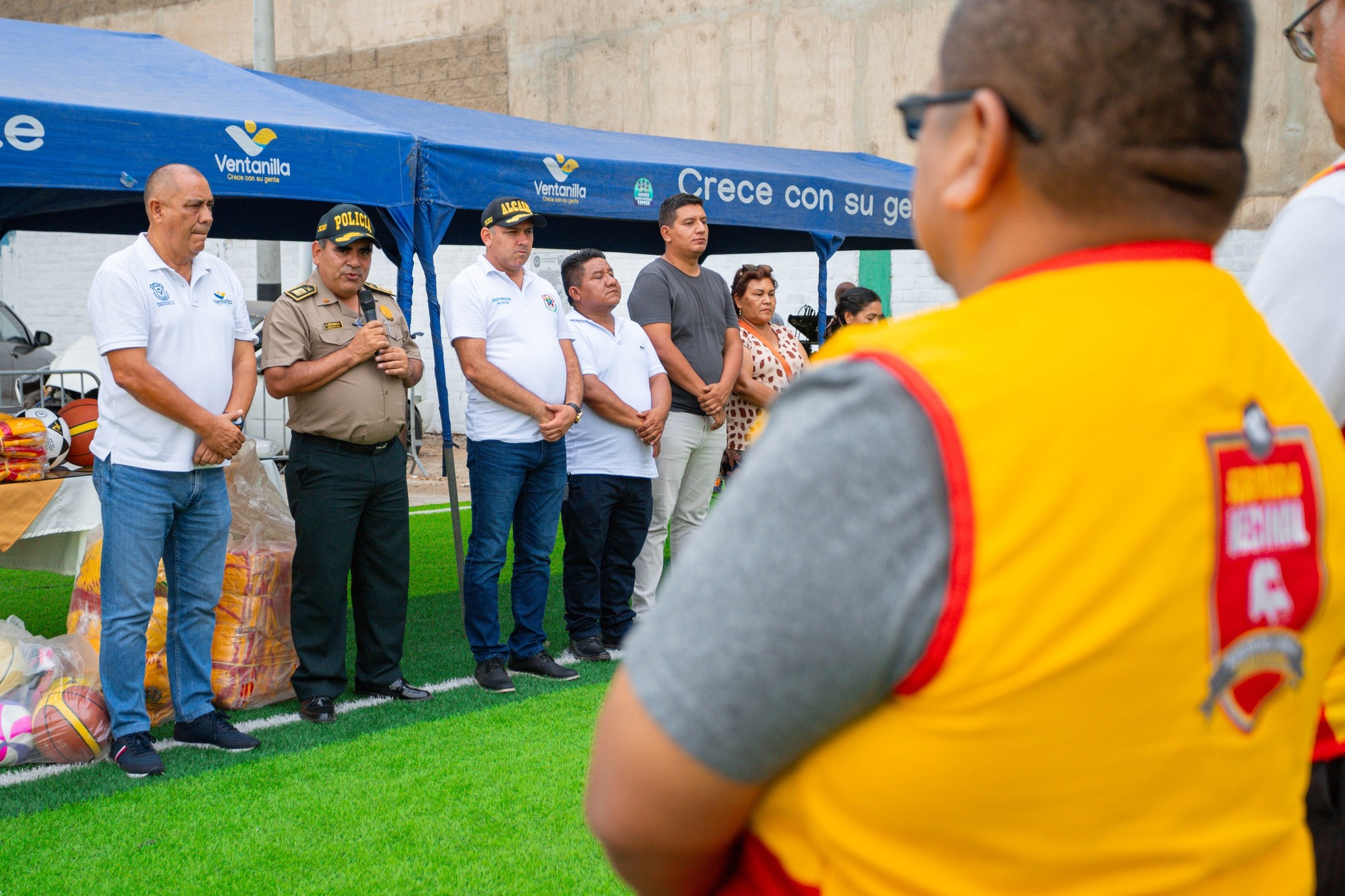 👮♂️✨ Entregan nueva indumentaria a Juntas Vecinales de Seguridad para fortalecer el trabajo con la PNP y el municipio. 🤝✅