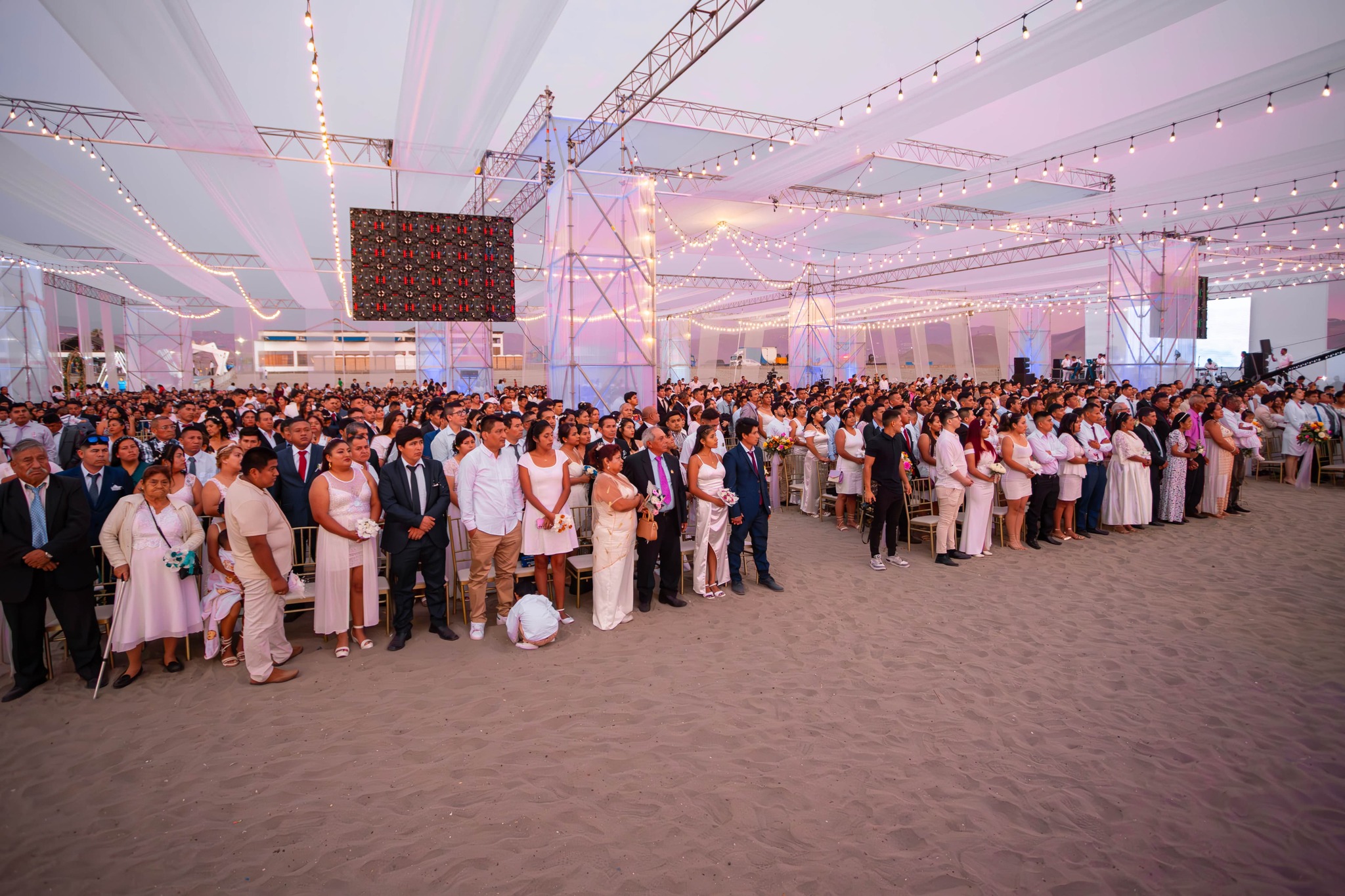 💍✨ Más de 600 parejas dijeron "sí, acepto" en el Matrimonio Comunitario 2025 en Costa Azul, con música, premios y emoción. ❤️🎶