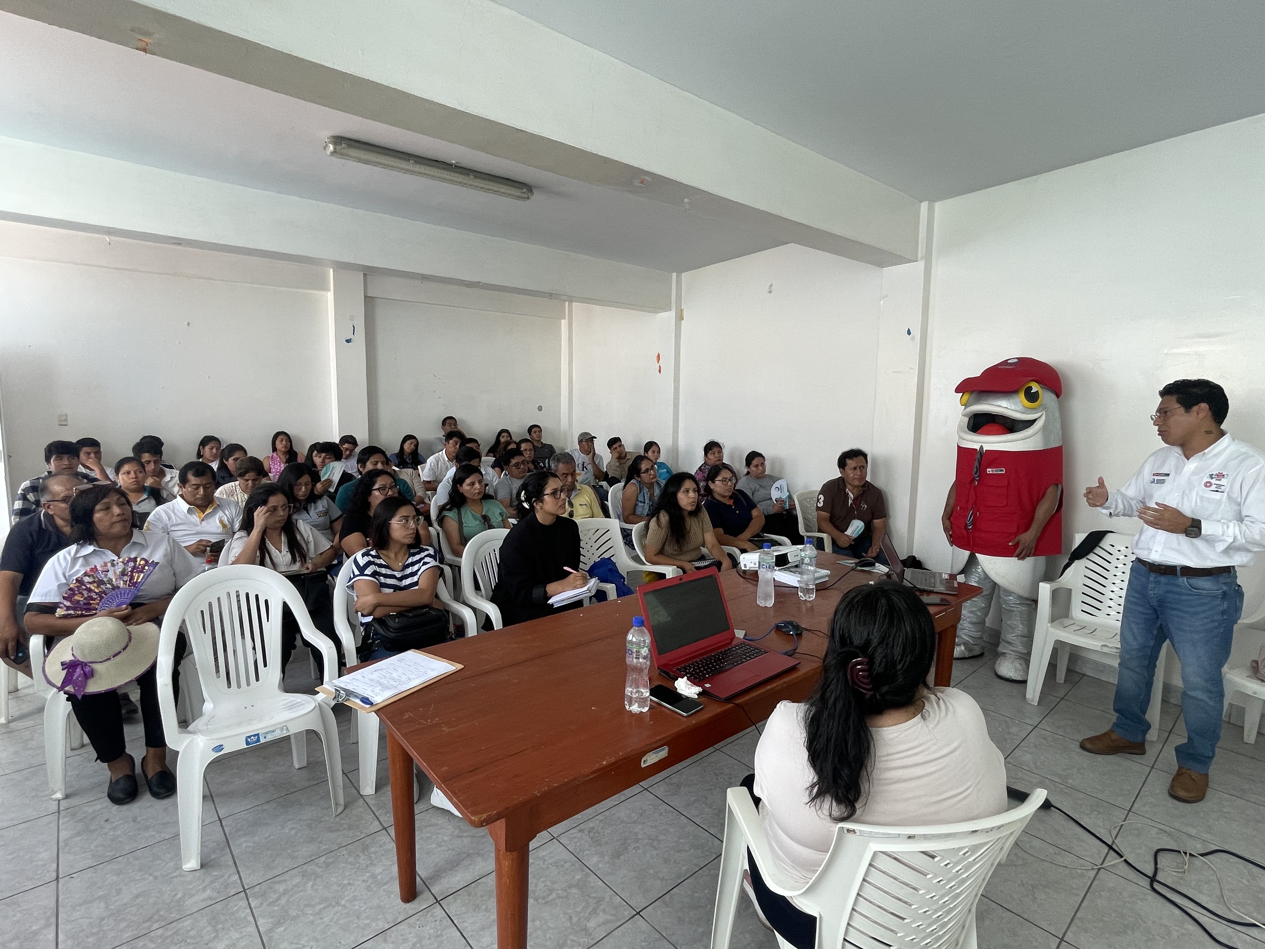 Sanipes capacita a productores y comercializadores de conservas de pescado en certificación sanitaria y registro sanitario