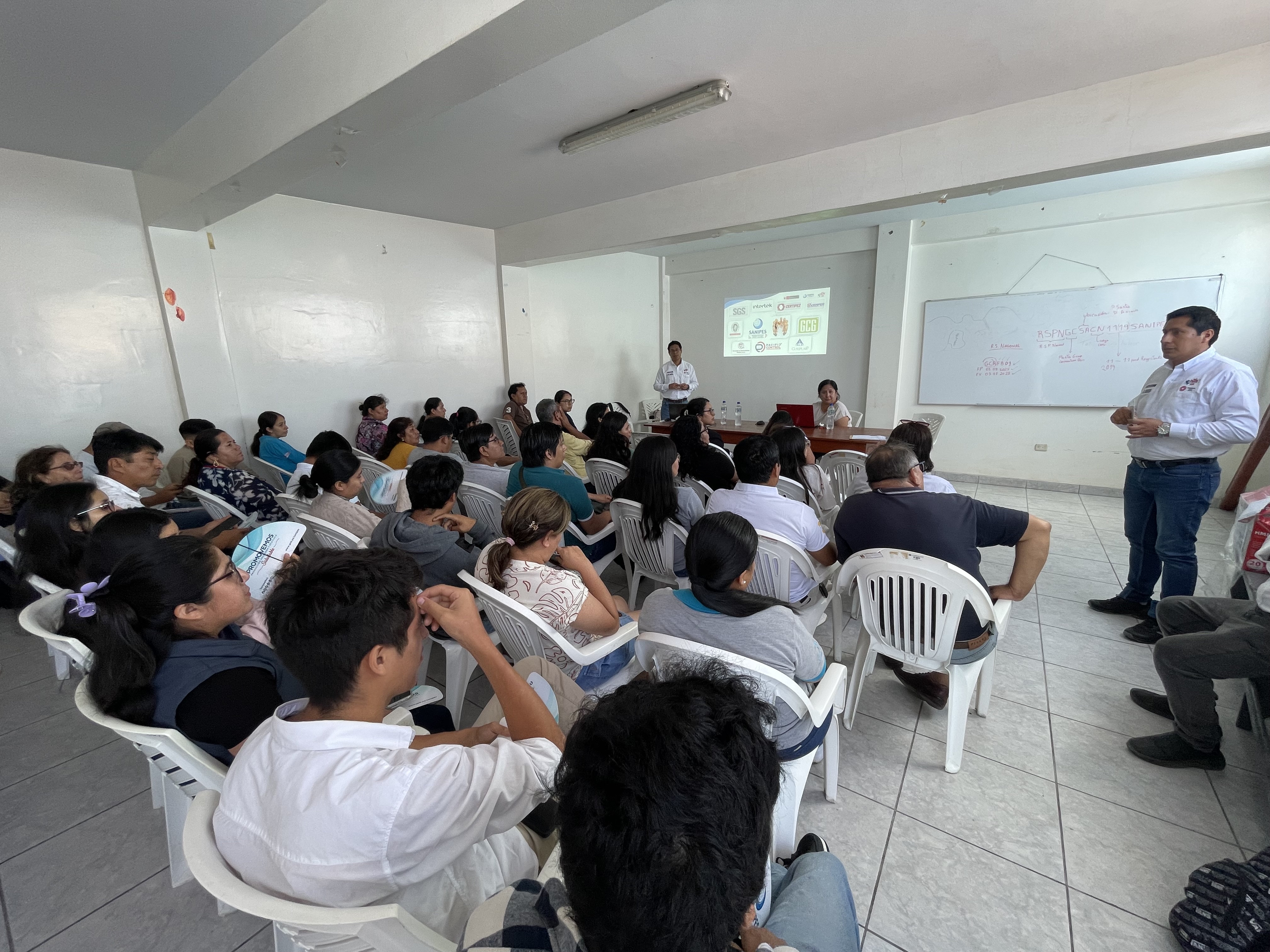 Sanipes capacita a productores y comercializadores de conservas de pescado en certificación sanitaria y registro sanitario