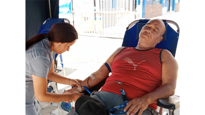 En la jornada, los asistentes no solo tuvieron la oportunidad de contribuir con esta noble causa, sino que también accedieron a diversos servicios de salud gratuitos. Entre ellos, se ofrecieron consultas médicas en diferentes especialidades, como nutrición y dermatología, además de la aplicación de vacunas esenciales.
La actividad contó con la participación de ciudadanos comprometidos con la salud pública, reafirmando la importancia de la donación de sangre como un acto altruista que puede marcar la diferencia en la vida de muchas personas.