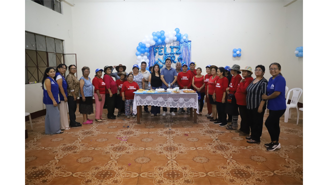Nuestro alcalde Richard Soria y su esposa, la Sra. Jenny Casildo, compartieron una hermosa jornada junto a nuestros queridos integrantes del CIAM, en una tarde llena de emoción, risas y momentos inolvidables.
Este primer año es solo el inicio de muchos más, reafirmando nuestro compromiso con el respeto, la integración y la calidad de vida de nuestros adultos mayores. ¡Son el corazón y la historia viva de nuestra comunidad!