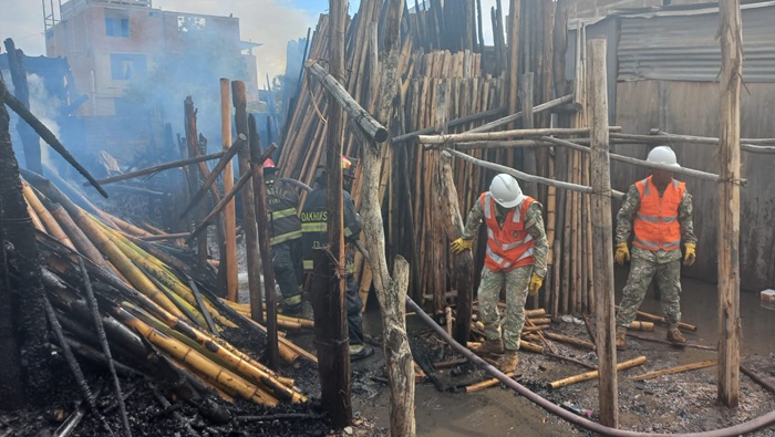 Bomberos y Ejército