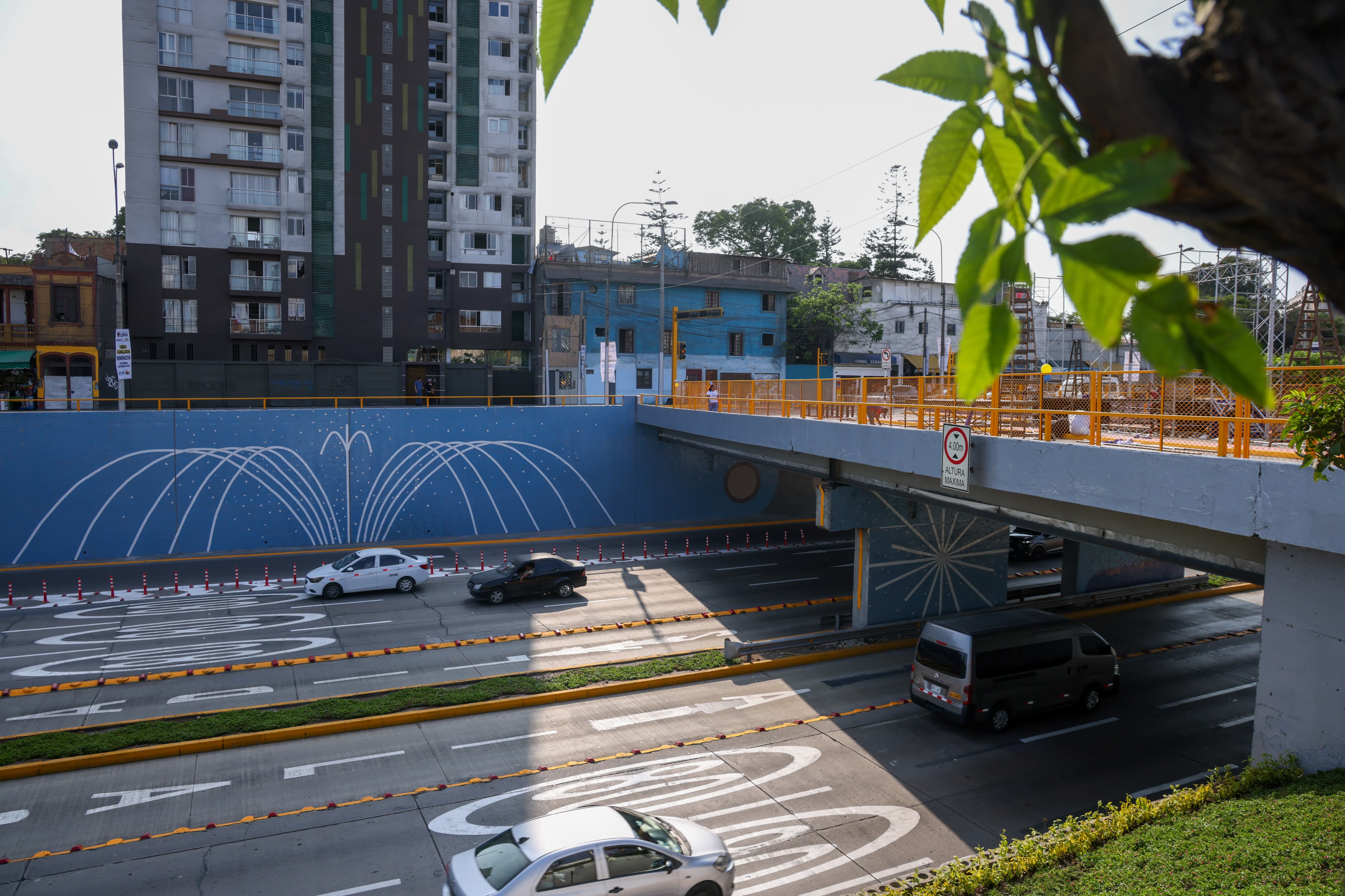 Un hermoso mural decora ahora las bases del puente Isabel la Católica