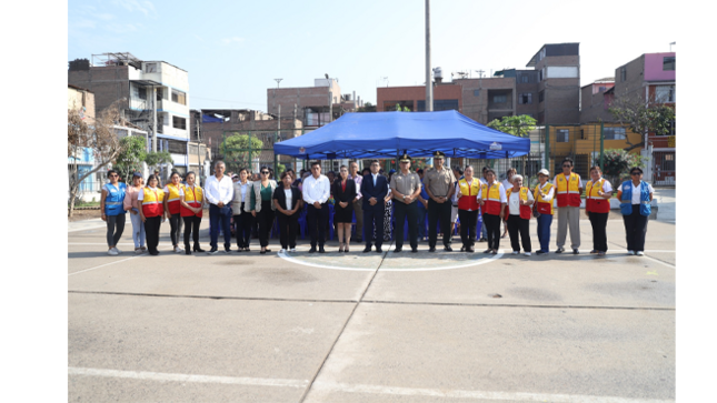 Acompañado por autoridades como el Cmdte. PNP Roger Terrones Chávez, comisario de EL Agustino; Superfecta de El Agustino, Nataly Ato Pulido; regidores y vecinos, este acto reafirma nuestro compromiso con los valores cívicos y el orgullo por nuestro distrito.  
 ¡Seguimos trabajando por un El Agustino más unido y seguro!