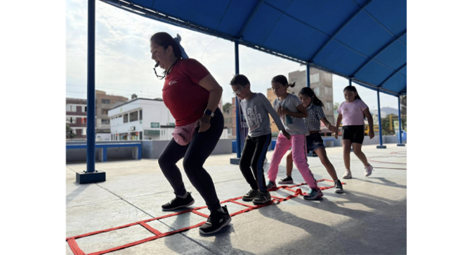 Además, representantes de Platinum Life estuvieron presentes con un circuito HIIT para ejercitar el cuerpo y potenciar el bienestar.
Seguimos trabajando por el desarrollo integral y la salud de nuestra comunidad.