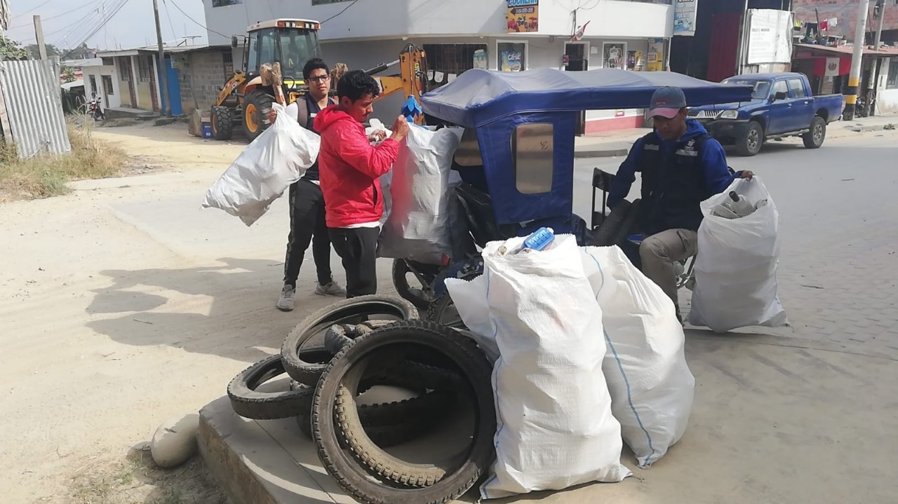 Inspectores eliminan criaderos de zancudos.
