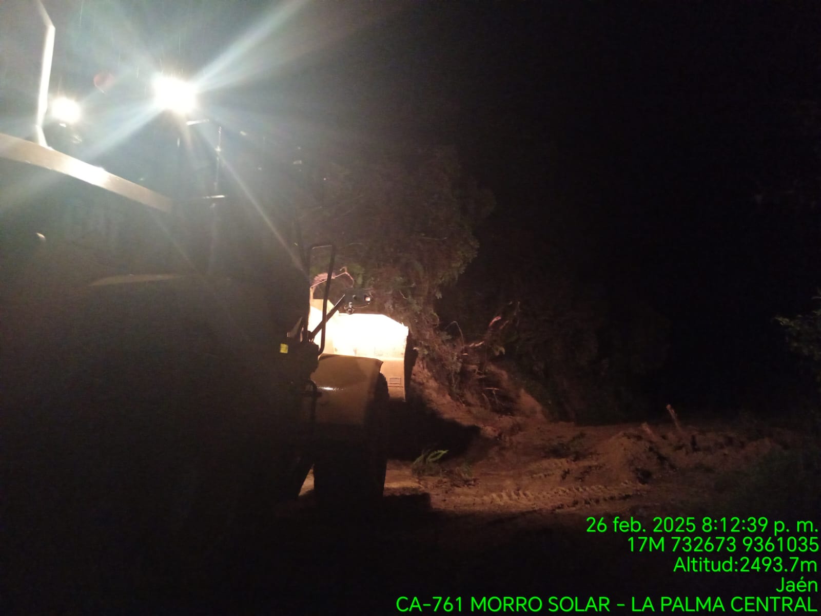 Foto sobre Maquinaria realizando trabajos en tramo afectado.