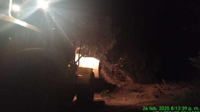 Foto sobre Maquinaria realizando trabajos en tramo afectado.