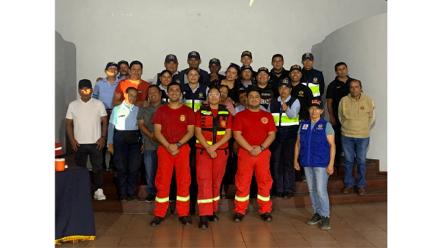 Durante la sesión, nuestros serenos fueron instruidos por especialistas en cómo identificar y actuar de manera rápida y efectiva ante traumatismos en extremidades, convulsiones, emergencias respiratorias, entre otras situaciones críticas que requieren una respuesta inmediata. Su preparación y entrenamiento son clave para salvar vidas y brindar asistencia en momentos de crisis.