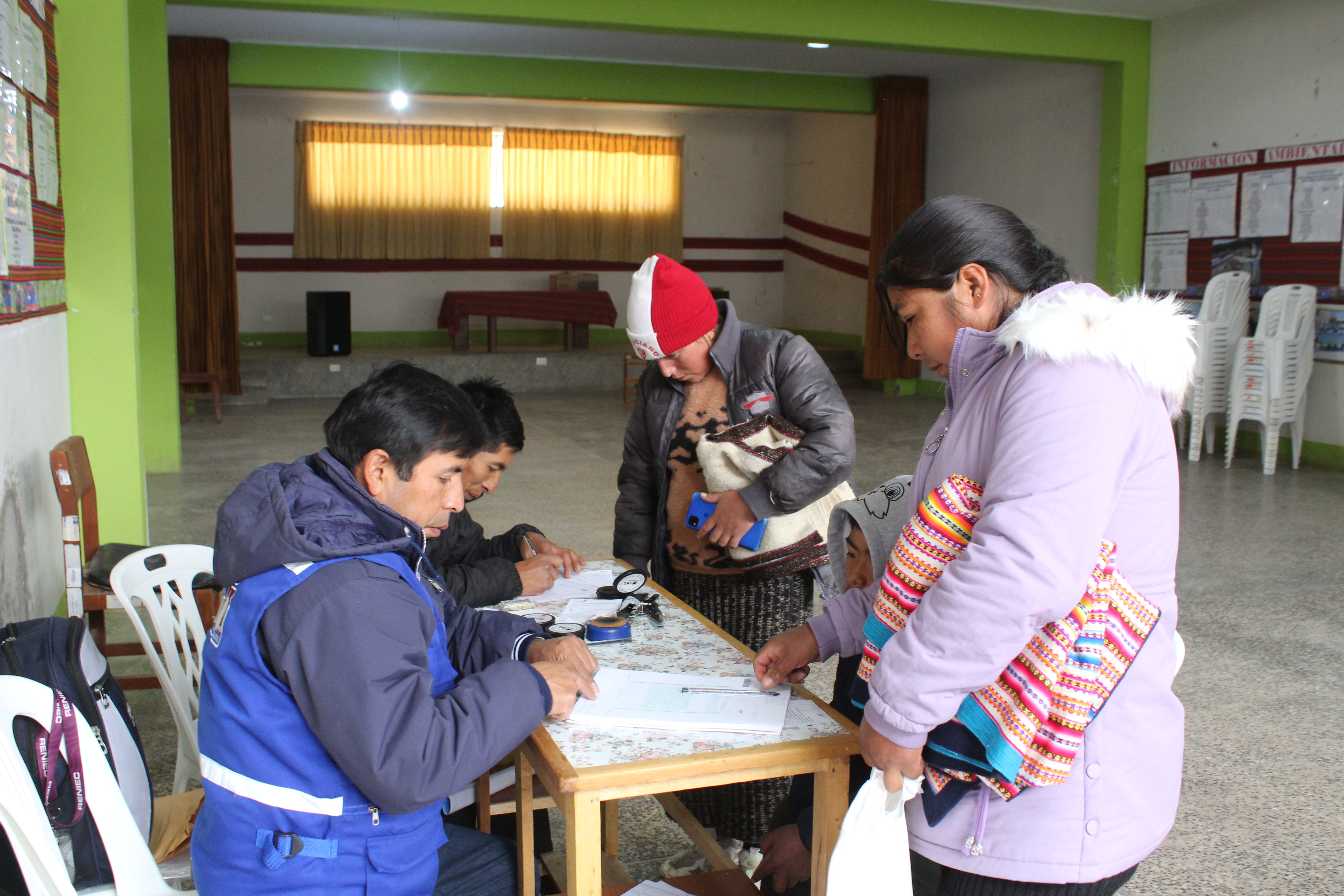 La Municipalidad Distrital de Pazos, en coordinación con RENIEC y con el apoyo de la Gerencia de Desarrollo Económico, Social y Programas Sociales (oficina de Registro Civil), realizó una exitosa campaña para facilitar el trámite del DNI a los vecinos del distrito.
👶🧑‍🦳 La jornada estuvo dirigida especialmente a menores de 0 a 17 años y adultos mayores, garantizando su derecho a la identidad de manera rápida y accesible.
◻️ Debido al éxito de esta iniciativa, que reunió a más de 40 beneficiados, la municipalidad ya coordina una próxima jornada para seguir apoyando a quienes más lo necesitan.
📢 ¡A los que no pudieron acceder a esta campaña se le hace de conocimiento que se aproxima una nueva campaña en el mes de abril! 