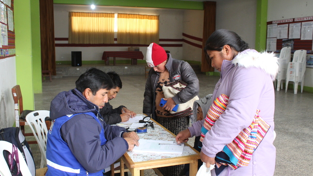 La Municipalidad Distrital de Pazos, en coordinación con RENIEC y con el apoyo de la Gerencia de Desarrollo Económico, Social y Programas Sociales (oficina de Registro Civil), realizó una exitosa campaña para facilitar el trámite del DNI a los vecinos del distrito.
👶🧑‍🦳 La jornada estuvo dirigida especialmente a menores de 0 a 17 años y adultos mayores, garantizando su derecho a la identidad de manera rápida y accesible.
◻️ Debido al éxito de esta iniciativa, que reunió a más de 40 beneficiados, la municipalidad ya coordina una próxima jornada para seguir apoyando a quienes más lo necesitan.
📢 ¡A los que no pudieron acceder a esta campaña se le hace de conocimiento que se aproxima una nueva campaña en el mes de abril! 
