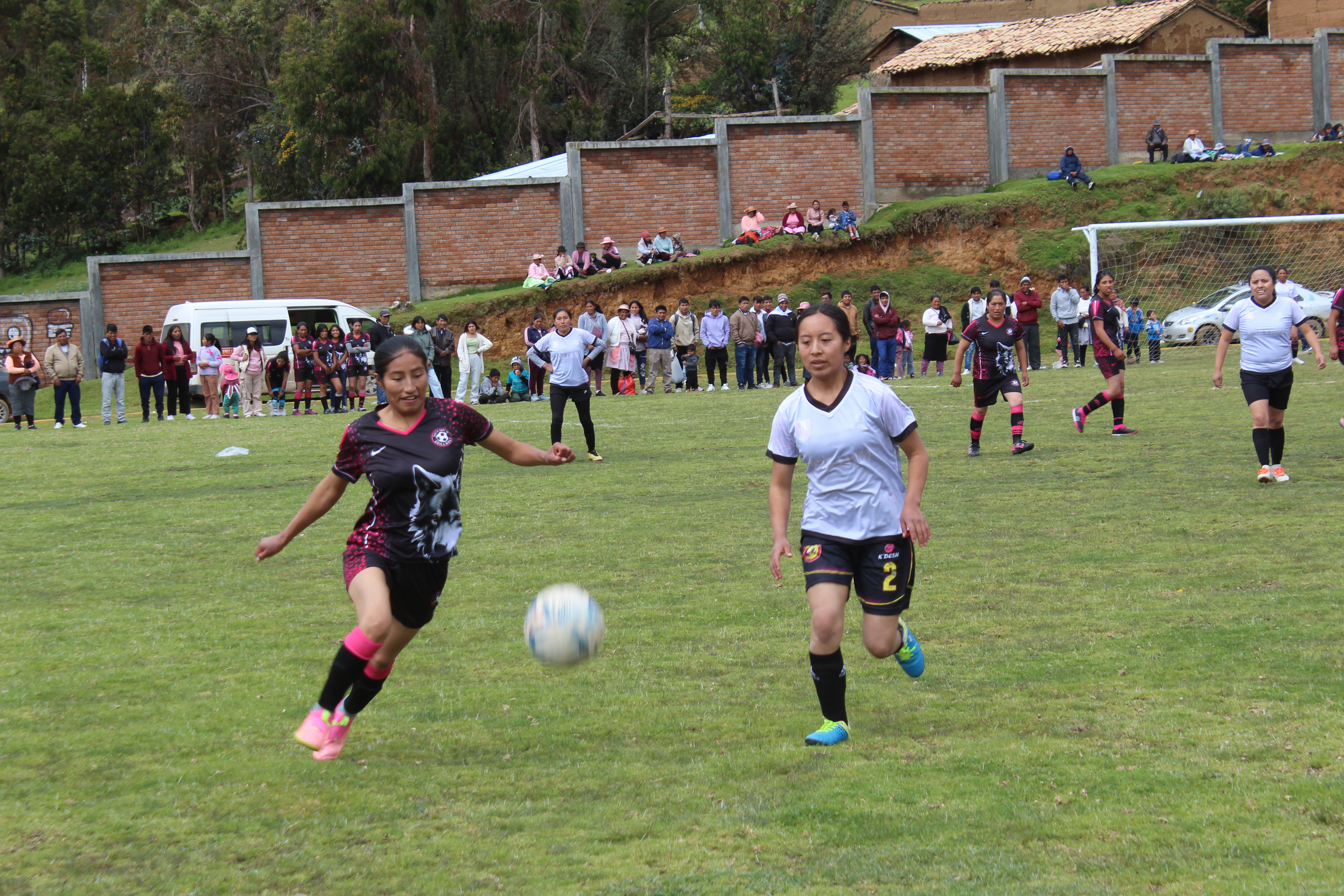 ✅ Hoy dimos inicio a una gran jornada deportiva con los esperados partidos de fútbol damas y niños. Los encuentros se llevaron a cabo en Pazos, Quispiñicas y Santa Cruz de Ila, donde los equipos demostraron su talento, pasión y espíritu deportivo.
✅ Desde el pitazo inicial, cada jugadora y jugador dejó todo en la cancha, brindándonos momentos llenos de emoción y juego limpio. ¡Felicitamos a todos los equipos por su esfuerzo y entrega!
✅ Este torneo empezó con gran emoción, y estamos seguros de la siguiente semana sera una fecha inolvidable. ¡Sigamos disfrutando del deporte con la misma energía, emoción y destreza! ⚽💪