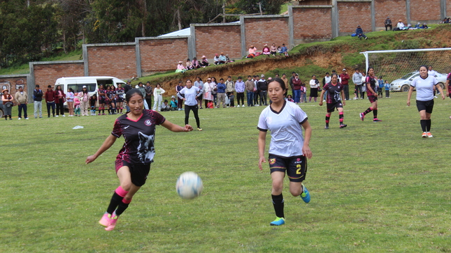 ✅ Hoy dimos inicio a una gran jornada deportiva con los esperados partidos de fútbol damas y niños. Los encuentros se llevaron a cabo en Pazos, Quispiñicas y Santa Cruz de Ila, donde los equipos demostraron su talento, pasión y espíritu deportivo.
✅ Desde el pitazo inicial, cada jugadora y jugador dejó todo en la cancha, brindándonos momentos llenos de emoción y juego limpio. ¡Felicitamos a todos los equipos por su esfuerzo y entrega!
✅ Este torneo empezó con gran emoción, y estamos seguros de la siguiente semana sera una fecha inolvidable. ¡Sigamos disfrutando del deporte con la misma energía, emoción y destreza! ⚽💪