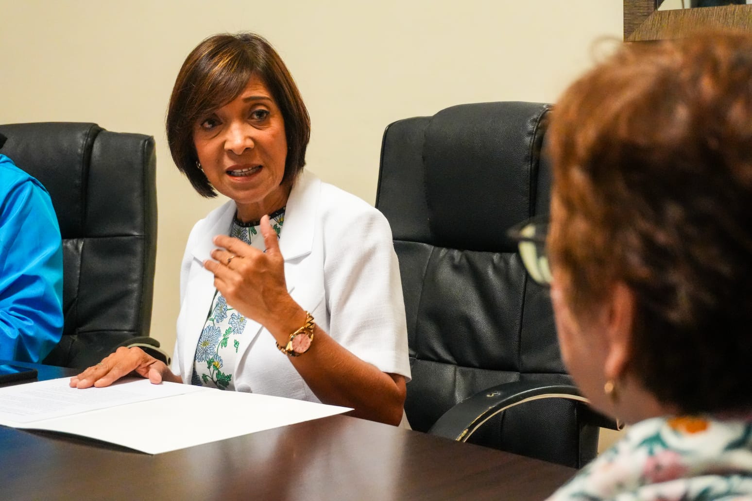 alcaldesa Janet Cubas en la reunión del comité y consejo de salud