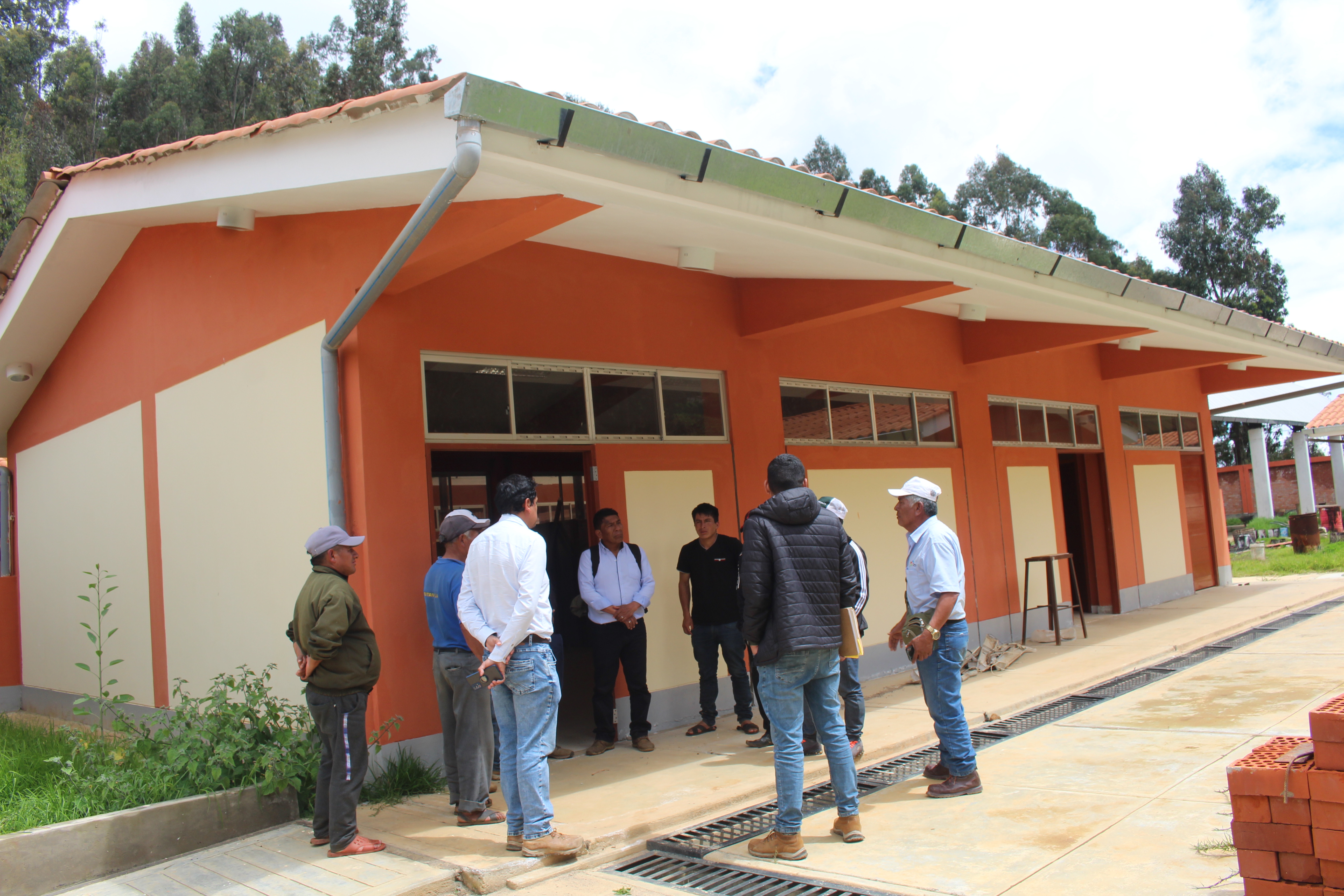 El director de la UGEL Huarmaca, Dr. Edi Mio Suyón llegó hasta la I.E. San Miguel Arcángel del caserío Succha con la finalidad de verificar la infraestructura del complejo educativo de la referida institución, con miras al buen inicio del año escolar 2025. Como se sabe, la obra quedó paralizada desde hace un tiempo y a la fecha, la empresa constructora no ha cumplido con el 100 % de la ejecución.

En ese sentido, en la visita participaron representantes de la comuna distrital de Huarmaca y del consorcio Succha con la finalidad de asumir compromisos que conlleven a culminar los trabajos pendientes. Al respecto, el representante de la empresa constructora señaló que en un plazo de 15 días calendarios terminarán las labores y harán entrega del local escolar.

Por su parte, los representantes del municipio indicaron que de no culminarse los trabajos en el tiempo establecido procederán a la resolución del contrato y seguir con las acciones administrativas respectivas.

En tanto, el director de la UGEL señaló que harán un seguimiento continuo a fin de verificar el desarrollo de los trabajos y así garantizar el Buen Inicio del Año Escolar (BIAE) 2025.