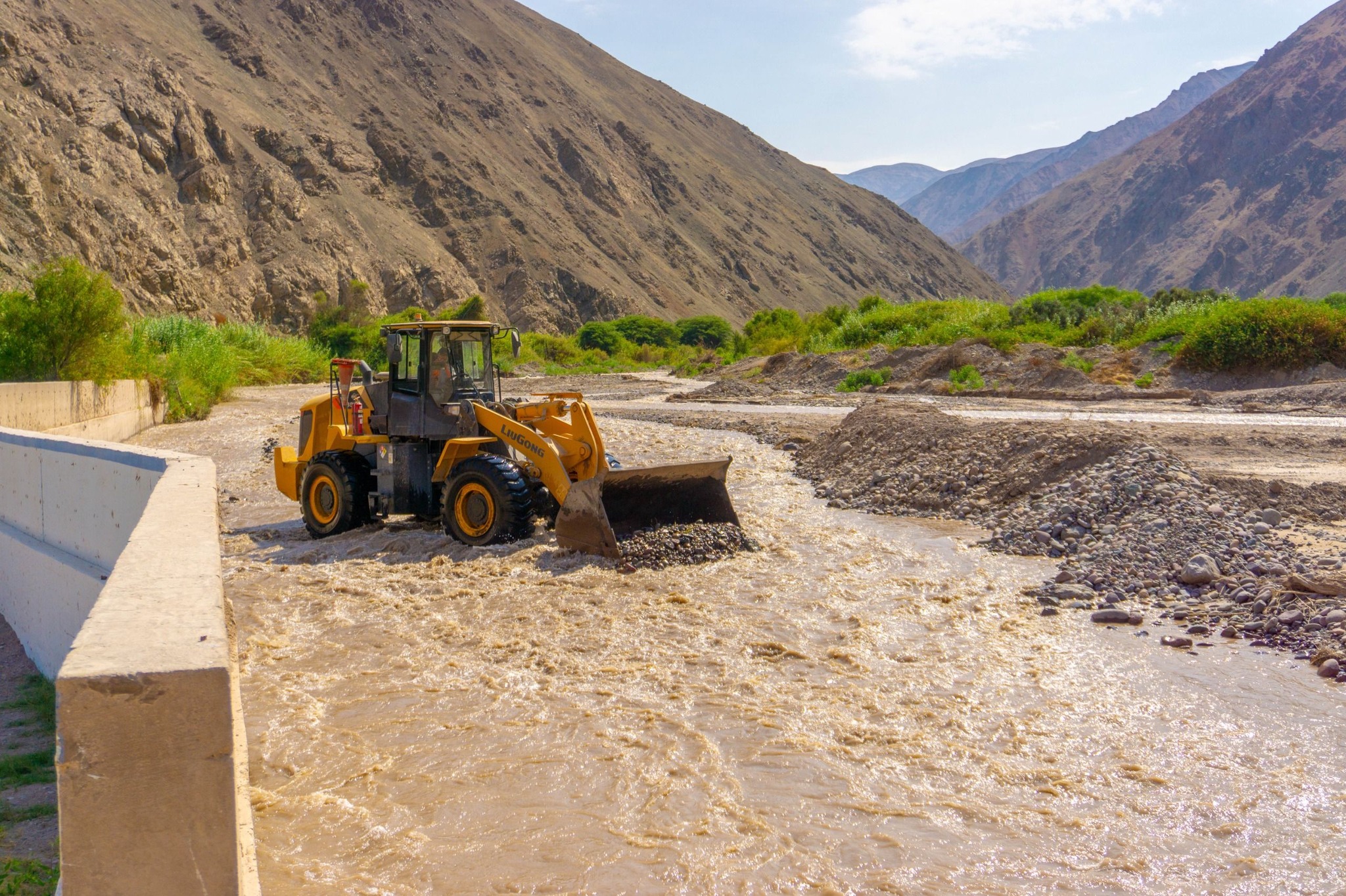 Trabajos preventivos se realizan en la bocatoma El Canuto a fin de garantizar la captación de agua para su potabilización y abastecimiento a la población.