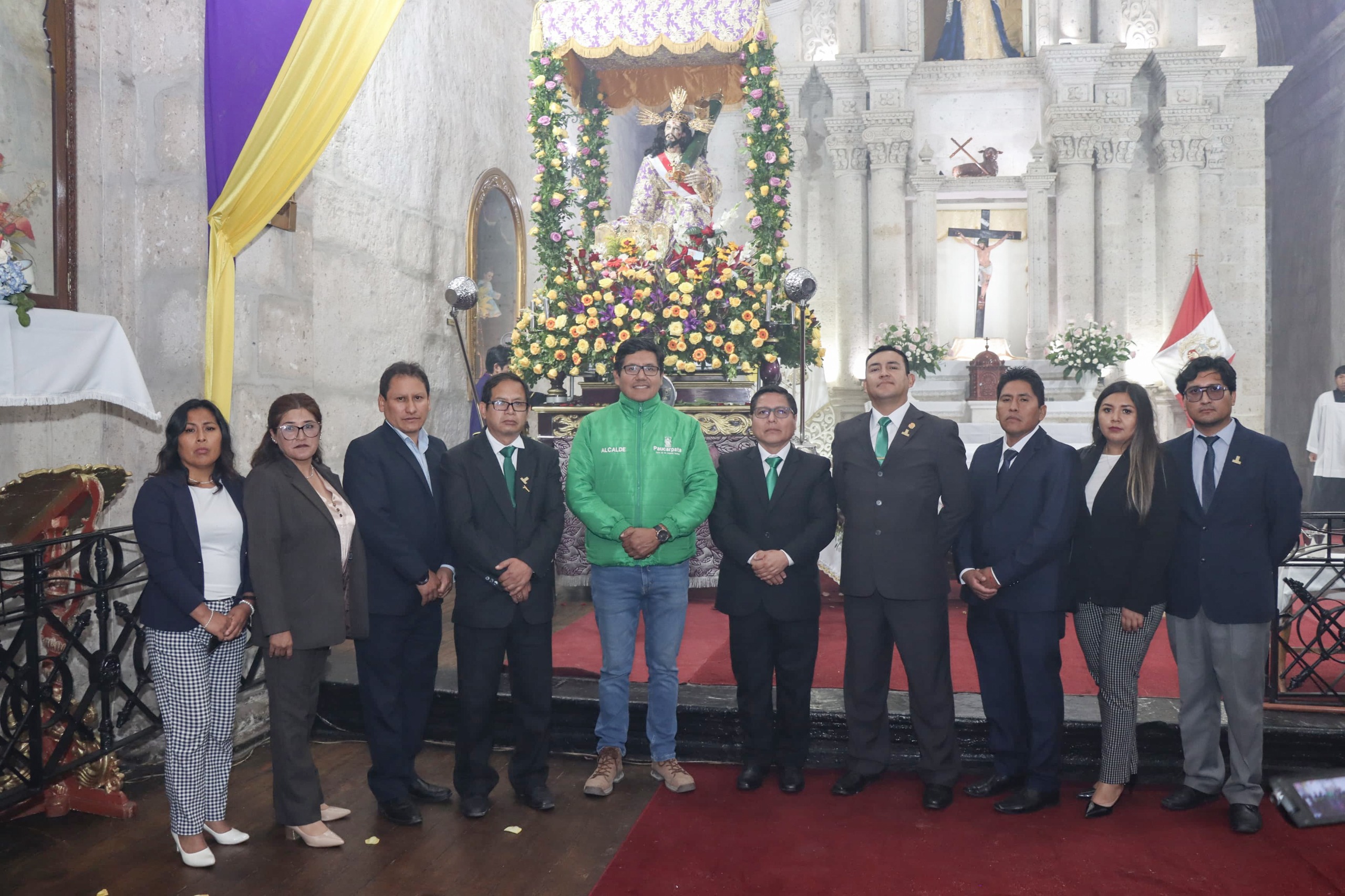 Alcalde de Paucarpata, Gerentes y Encargado de Informática visitaron a señor de la Amargura
