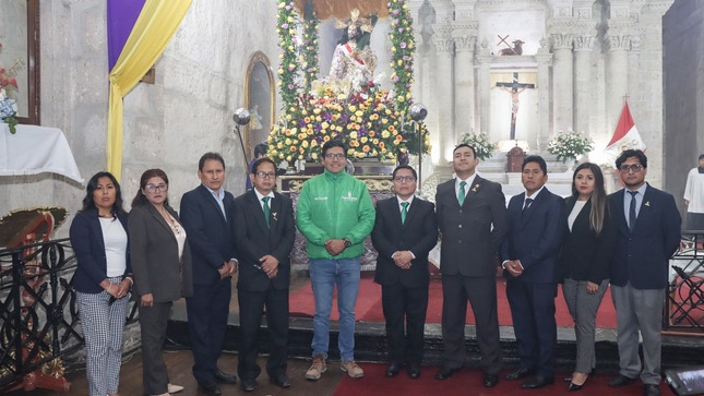 Alcalde de Paucarpata, Gerentes y Encargado de Informática visitaron a señor de la Amargura