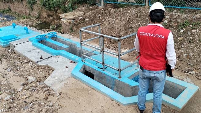 Amazonas.– La Contraloría General alertó deficiencias en la ejecución y supervisión de la obra de saneamiento del distrito de Totora que podría generar riesgo sanitario para más de 730 habitantes de dicha comunidad, debido a deficiencias constructivas en la infraestructura y disposición inadecuada de residuos líquidos por la falta de autorización para su adecuado vertimiento.