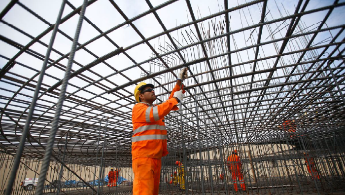 Persona construcción con metales, fierros de construcción OxI