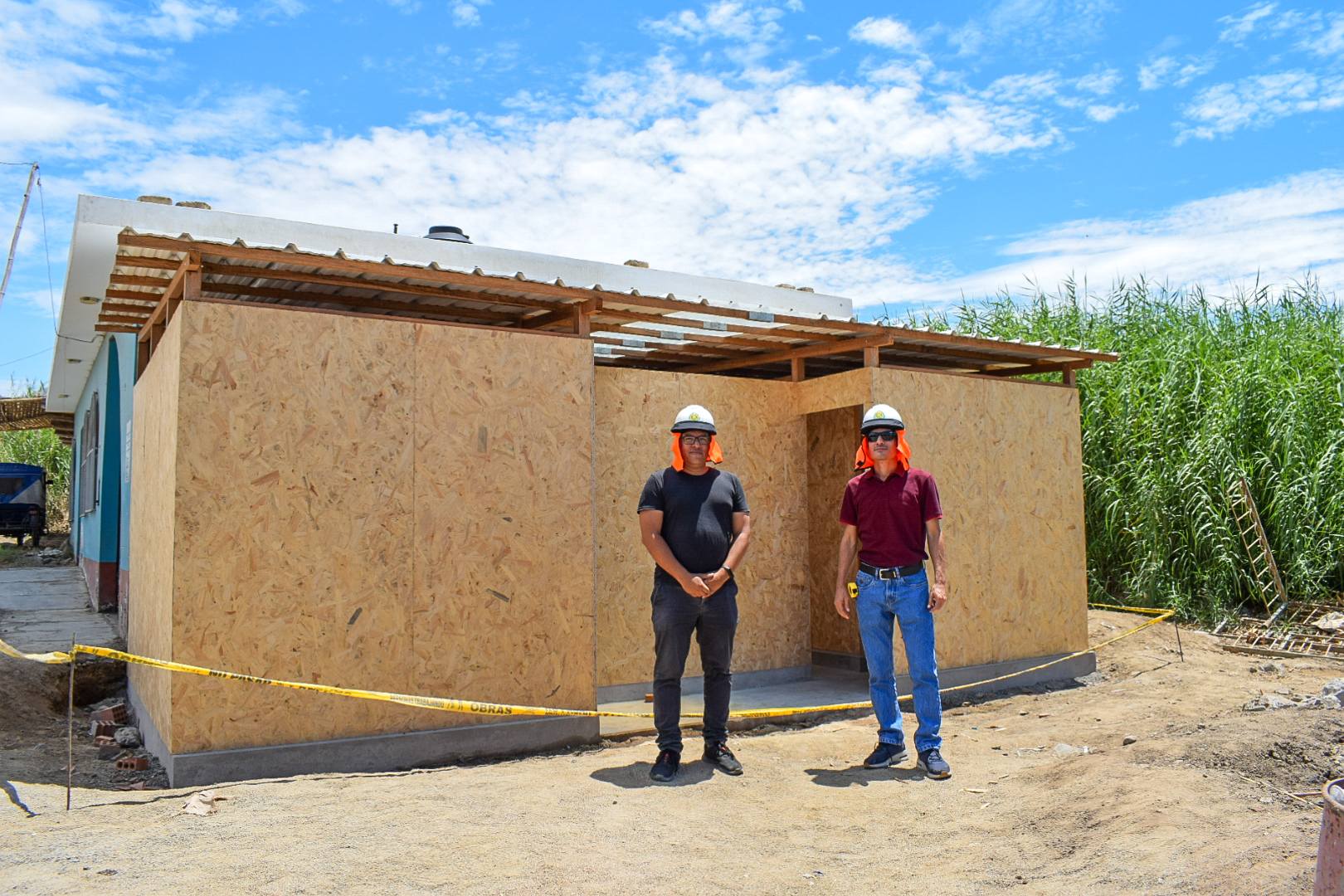 Supervisan construcción de servicios higiénicos en el sector La Grama