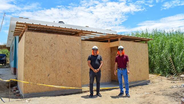 Supervisan construcción de servicios higiénicos en el sector La Grama 