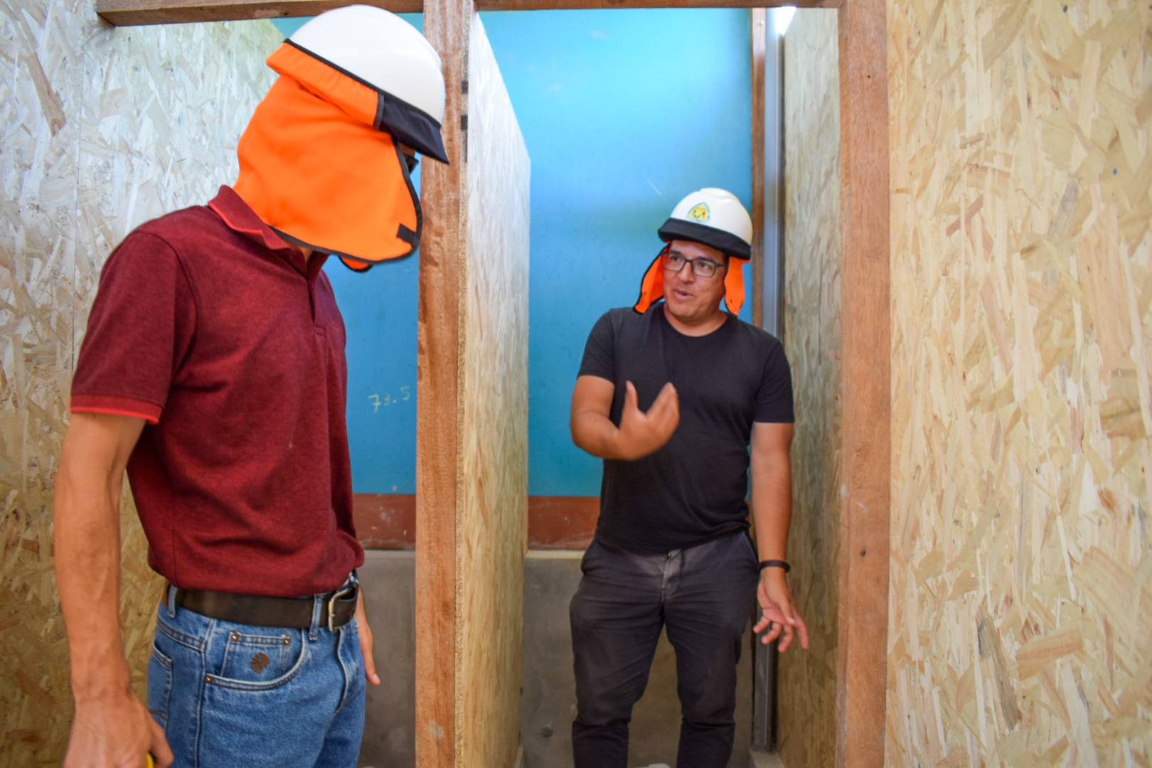 Supervisan construcción de servicios higiénicos en el sector La Grama