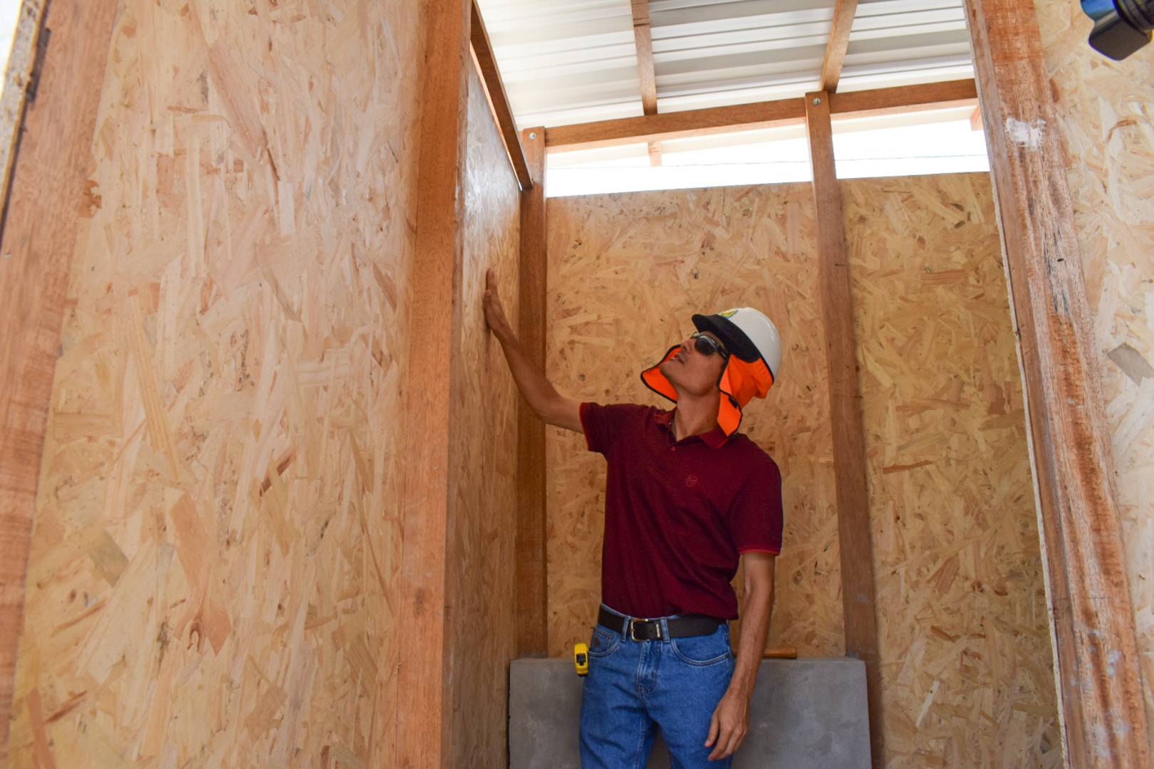 Supervisan construcción de servicios higiénicos en el sector La Grama